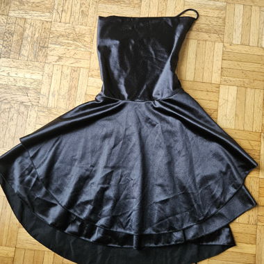Schwarzes Satin-Kleid