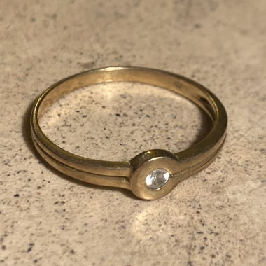 Goldring mit Glitzerstein