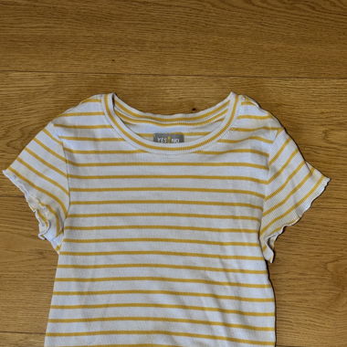 Eng anliegendes, gestreiftes T-Shirt