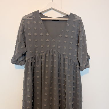 Graues Kleid mit grauen Punkten