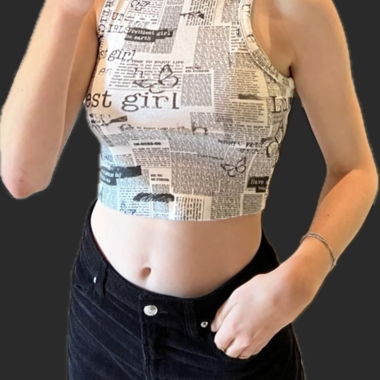 Crop top imprimé style journal 