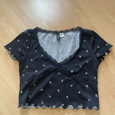 T-shirt carino con motivo floreale e applicazioni in pizzo
