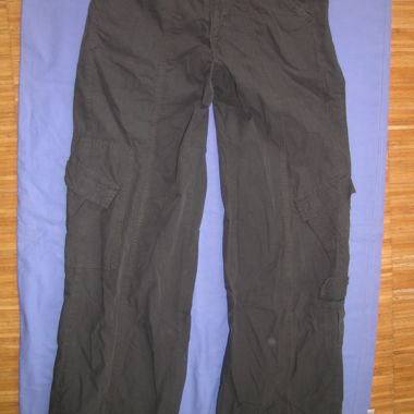 schwarze Cargo-Stoffhose für lange Beine
