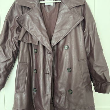 Trench-coat en similicuir Bershka