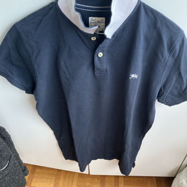 Blaues Poloshirt Marine