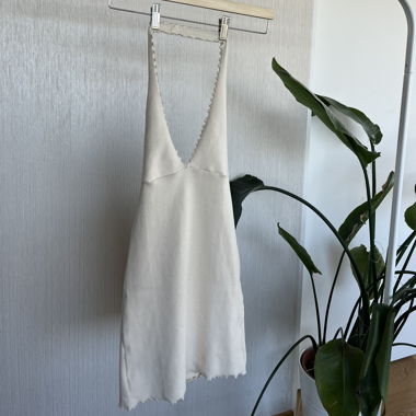 Rückenfreies Minikleid in Creme – Ribbed Look