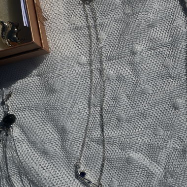 Collier de couleur argent avec pierre bleue