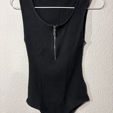Schwarzer Rippen-Body mit Reissverschluss