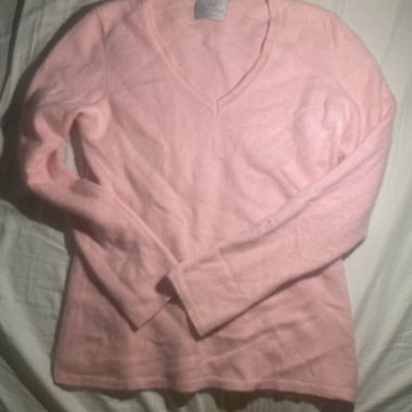 Maglione in cashmere rosa con scollo a V