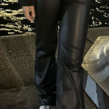 Pantaloni neri effetto pelle Zara