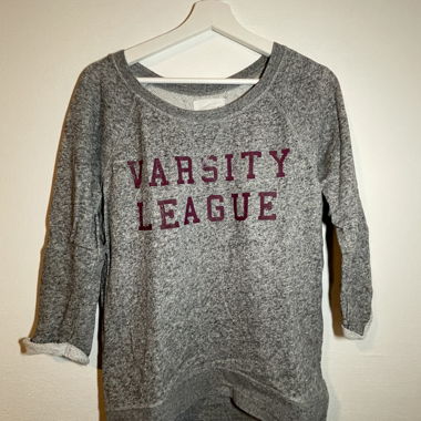 Grauer Pullover mit Schriftzug, etwas länger