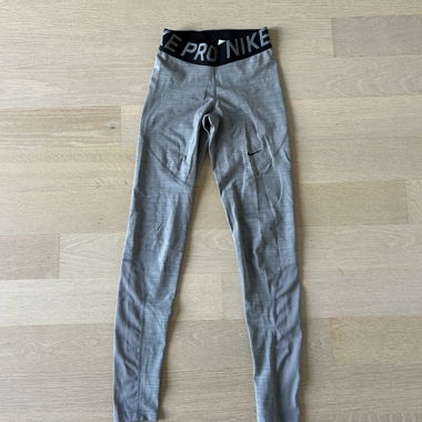 graue Nike Pro leggins
