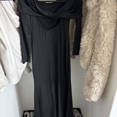 Robe maxi noire à manches longues