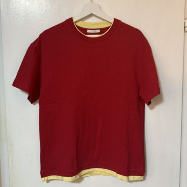 Rotes T-Shirt mit gelbem Details