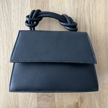 Borsa a mano nera con manico annodato