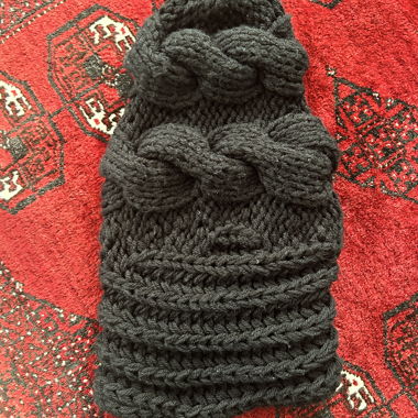 Gestrickter schwarze Mütze