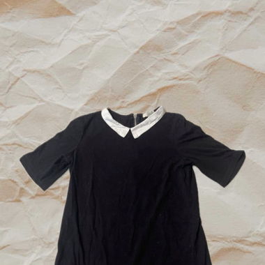 Schwarzes Kleid mit Kragen