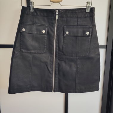 Mini-jupe noire en similicuir C&A taille 38