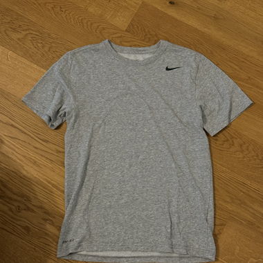 T-shirt grigio Nike Dri-FIT Taglia S