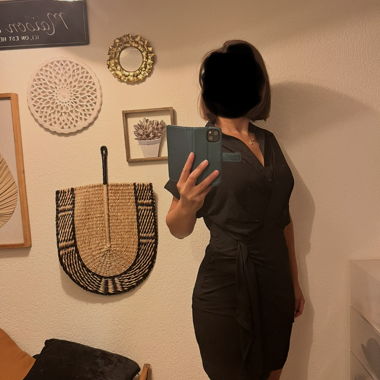 Robe noire cache-coeur