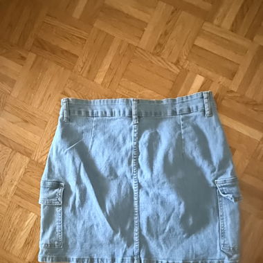 Kurzer Jeansrock in Blau mit Cargo‑Taschen