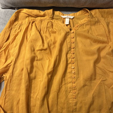 Gelbes Kleid mit Knöpfen