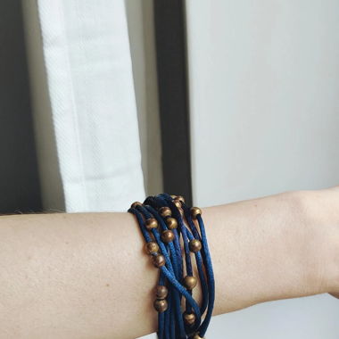 Handgefertigtes Armband in Dunkelblau