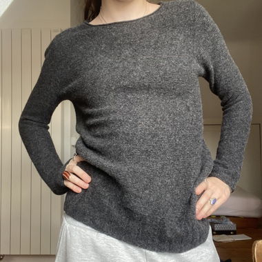Dunkelgrauer Pullover