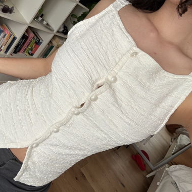 Weisses Damen-Top mit Knopfleiste