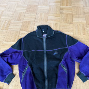 Schwarze und lila Fleecejacke mit Reissverschluss