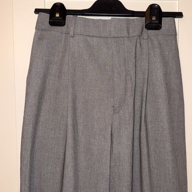 Pantaloni da abito grigi, Uniqlo