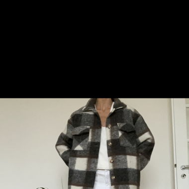 Gray squared overshirt jacket. Algo bonito