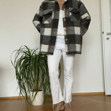 Gray squared overshirt jacket. Algo bonito