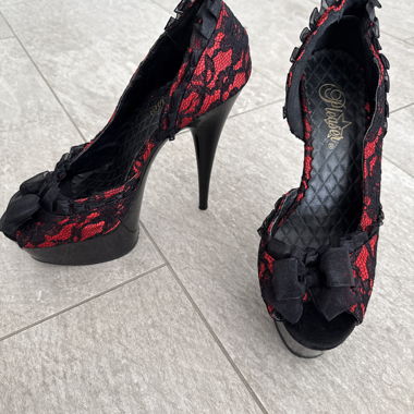 Scarpe con tacco alto in pizzo rosso