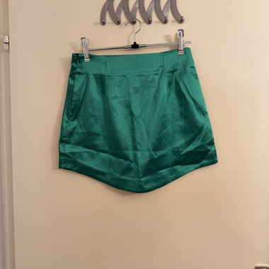 Jupe courte en satin vert