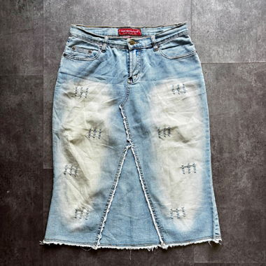 Gonna di jeans curvy con frange grezze e lavaggio