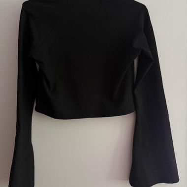 NA-KD schwarzes Crop Top mit langen Ärmeln