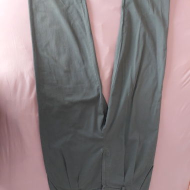 Pantalon vert avec poches sur les jambes