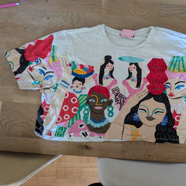 Colourful graphic t-shirt 