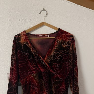 Maglietta rossa di velluto stampa rose