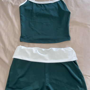Ensemble short et haut vert à bretelles