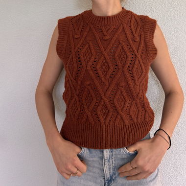 Stoffweste in Braunorange mit Strickmuster
