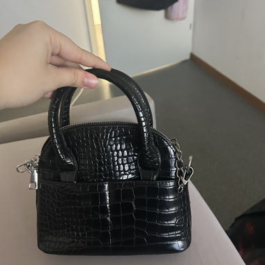 Schwarze Croc-Handtasche