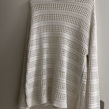 Weisser Strickpullover