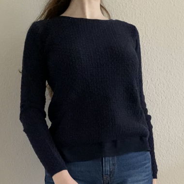 Blauer Pullover mit Chiffon am Saum