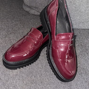 Loafer in vernice bordeaux
