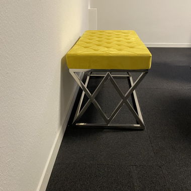 Panca imbottita gialla con base in metallo