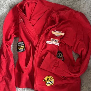 Veste à capuche rouge zippée avec patches