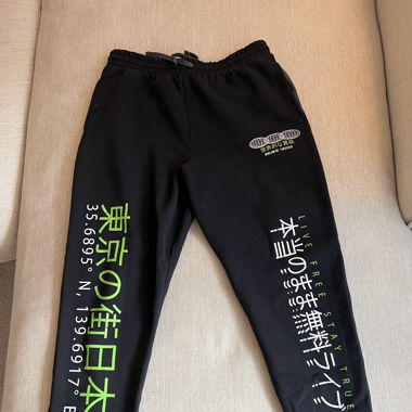 schwarze Trainerhosen