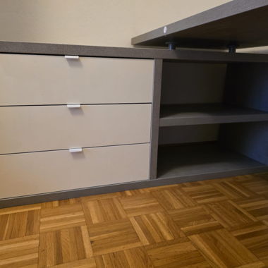 Scrivania ad L con cassetti e ripiani